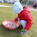 A na Velikonoce jsme hledali vajíčka na zahradě.